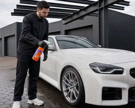Detailing1 Hero: GYEON Q²M WetCoat Nassversiegelung auf nassem BMW M2 im Carport (Desktop)