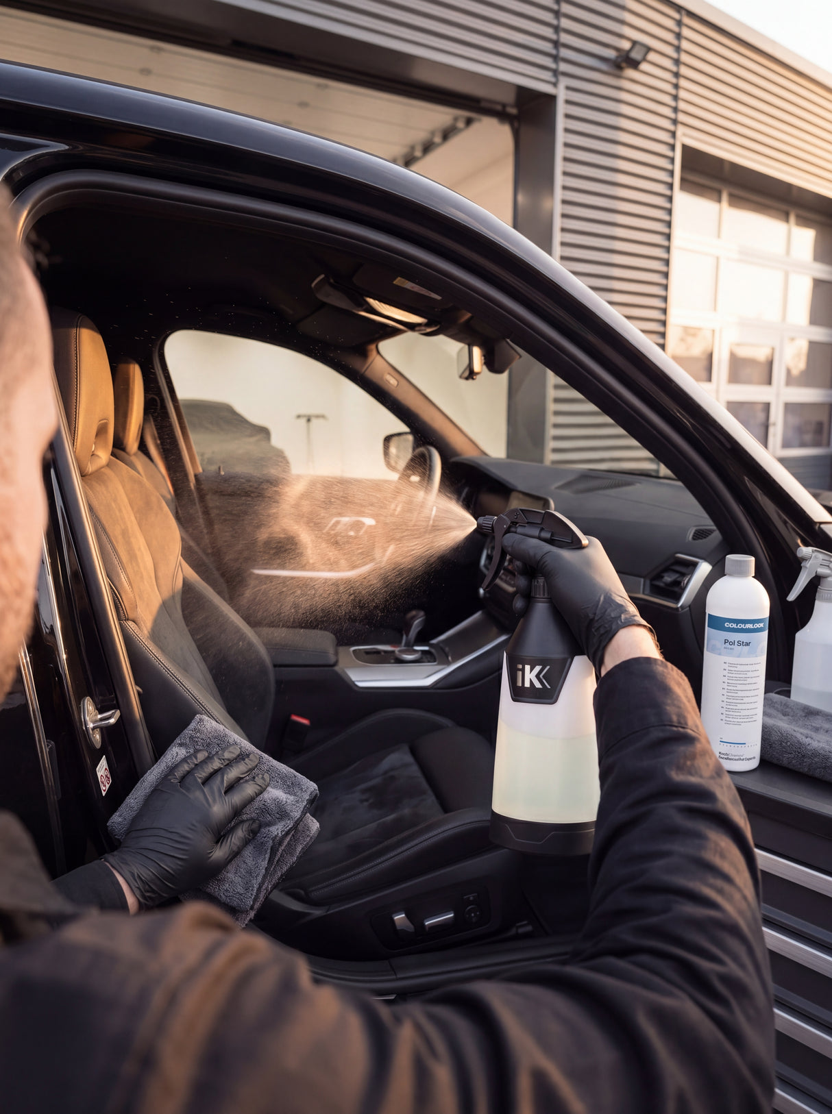 Pol Star 1:10 verdünnt aus iK Multi Sprühflasche auf Alcantara-Sitz sprühen