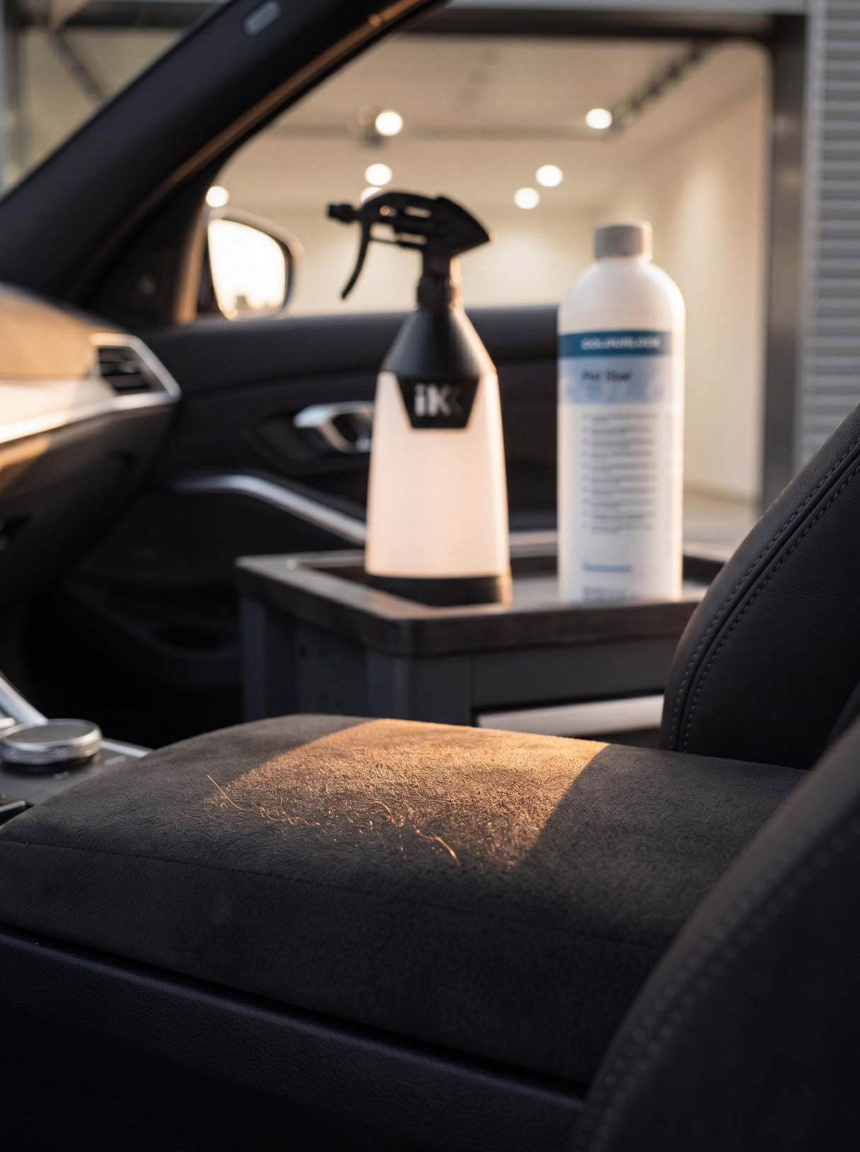 Sauberer Alcantara-Sitz nach COLOURLOCK Pol Star Reinigung iK Sprühflasche im Hintergrund