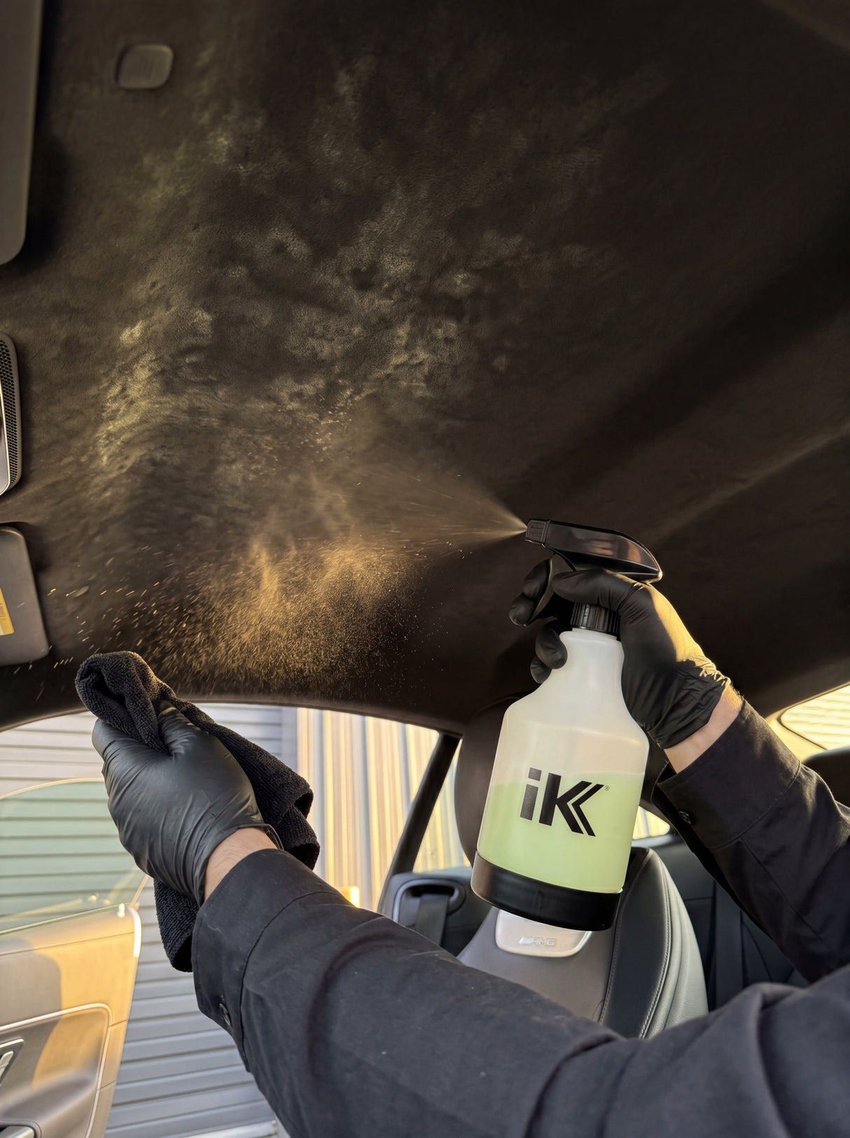 Dachhimmelreinigung mit verdünntem Koch-Chemie Mzr aus iK Multi TR 1 Sprühflasche im Mercedes-AMG GT