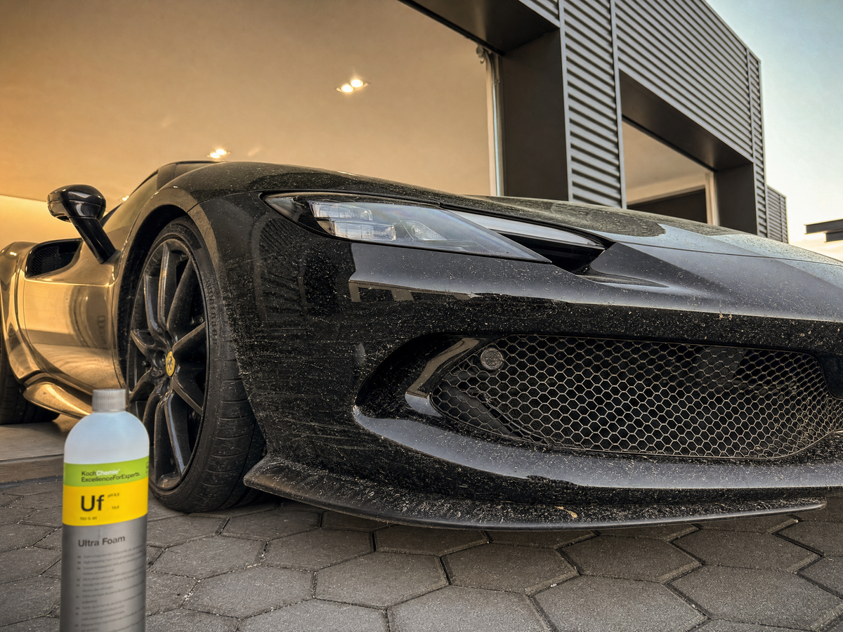 Koch-Chemie Ultra Foam Uf — Hero, Straßenfilm und Pollen auf Schwarzlack vor der Snow-Foam-Vorwäsche