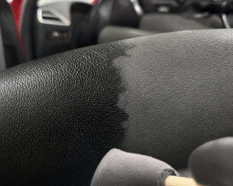 Detailing1 Koch-Chemie Leather Star "Ls" Lederpflege 1L — Arbeitskante zwischen gepflegtem und ungepflegtem Autoleder