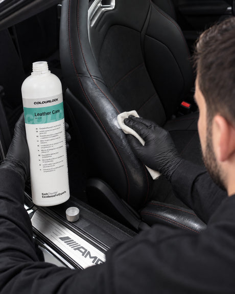 Leather Care dünn mit Viskosetuch auftragen — gezeigt im Artikel „Ledersitze pflegen vor dem Winter: so beugst du Rissen vor“