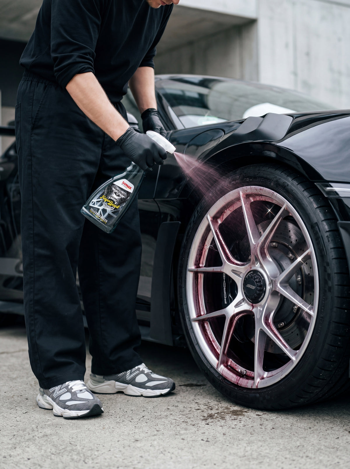 Detailing1 Anwendung SONAX FelgenBeast mit Farbumschlag auf Felge