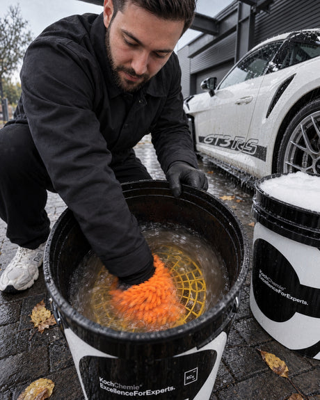 Meguiars Hybrid Wash Mitt: Daniel scrubs the wash mitt over the yellow Grit Guard insert in the rinse bucket