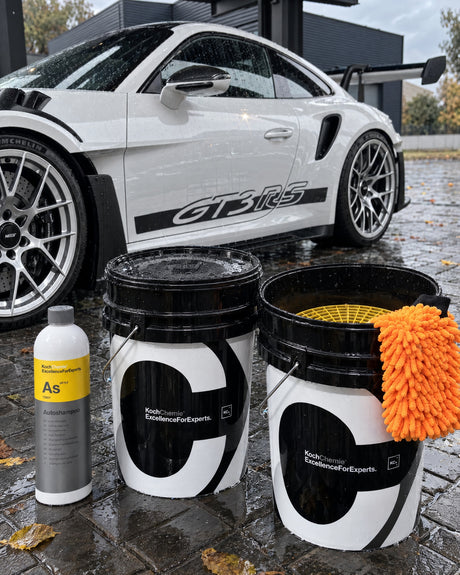 Koch-Chemie Autoshampoo As, two Detailing Buckets, Meguiars Grit Guard and Hybrid Wash Mitt in front of Porsche 911 GT3 RS