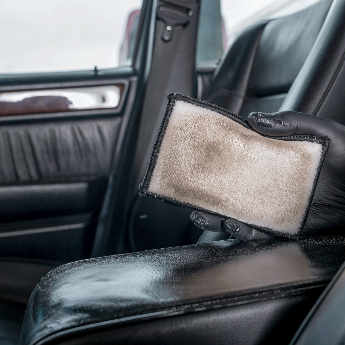 Detailing1 COLOURLOCK Smooth Leather Care Set — das Pad zeigt den gelösten Schmutz von der Armlehne