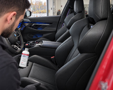 Detailing1 BMW-Lederpflege — speckiger Glanz an der Sitzwange eines BMW M5, Daniel mit COLOURLOCK Leather Cleaner (Mild)