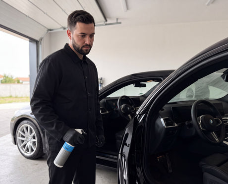 Milchiger Schmierfilm auf der Innenscheibe eines schwarzen BMW M2 mit Koch-Chemie Glas Star Gla