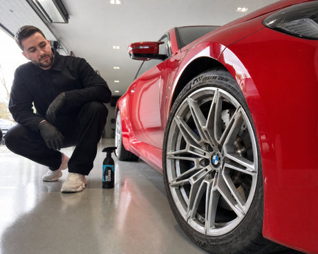 Detailing1 GYEON Q²M TireCleaner steht am Vorderrad eines roten BMW M2 vor der Reifenreinigung