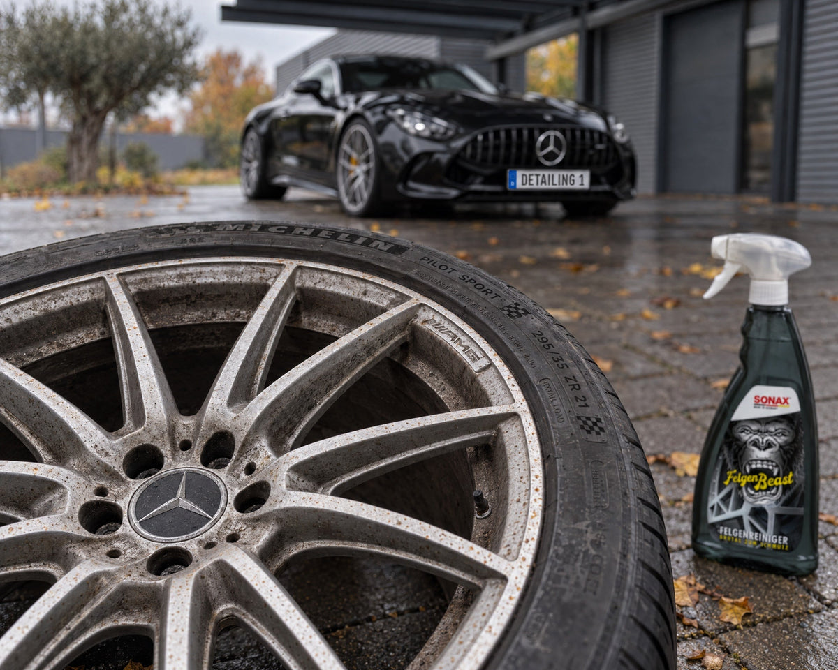 Abmontiertes Rad eines Mercedes-AMG GT 63 mit Bremsstaub und Flugrost-Punkten, daneben SONAX FelgenBeast