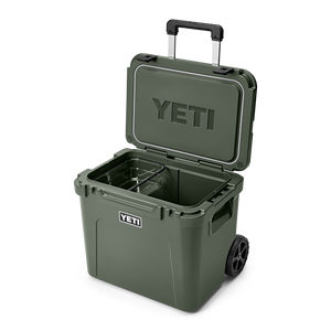 YETI Roadie® 60 Kühlbox auf Rädern Camp Green