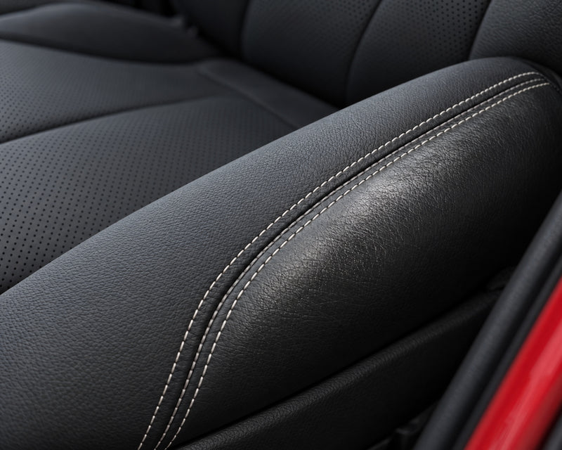 Detailing1 Ergebnis — die Naht trennt gereinigtes, seidenmattes BMW-Leder vom noch speckigen Feld daneben