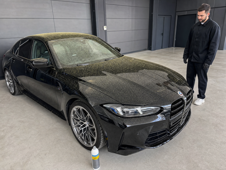 Schwarzer BMW M3 mit Pollen- und Staubfilm auf dem Lack vor der Handwäsche mit Koch-Chemie Gentle Snow Foam