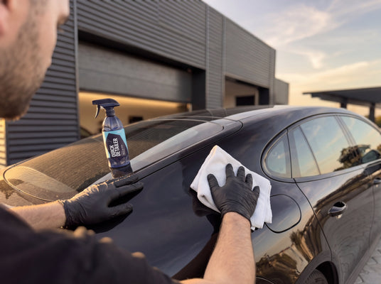 GYEON Q2M Quick Detailer Anwendung schwarze Nitrilhandschuhe Mikrofasertuch beide Haende Carnaubawachs Lack Detailing1