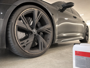 Verschmutzte Audi-RS6-Felge im Bremsstaub-Film mit Koch-Chemie Alkali Wheel Cleaner Awh 5L daneben