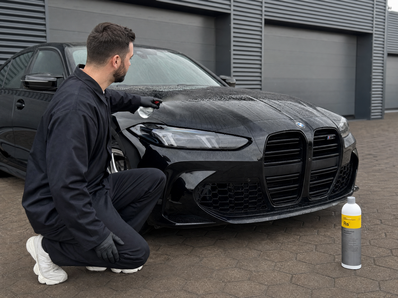 Daniel von Detailing1 prüft den Wassertropfen-Test auf einer Motorhaube vor dem Einsatz von Koch-Chemie Reactivation Shampoo 
