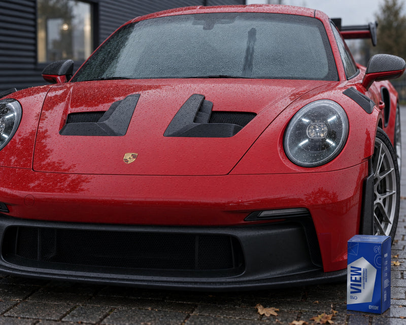 GYEON Q² View EVO vor der betauten Frontscheibe eines roten Porsche 911 GT3 RS – Regenabweiser im Winter
