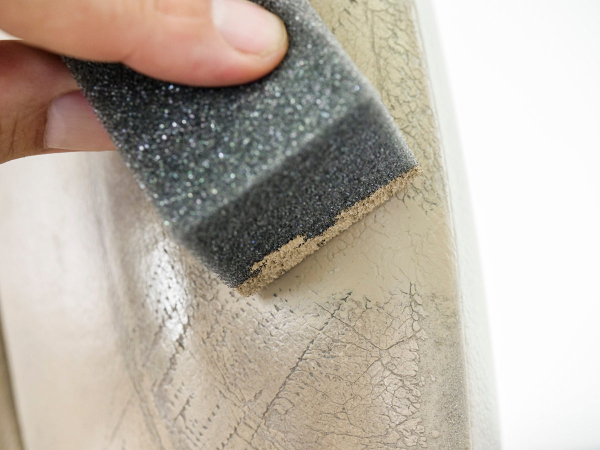 Detailing1 COLOURLOCK Leather Fresh Neutral-Basen — Farbauffrischung mit dem Schwamm auf rissigem Leder