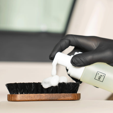 Detailing1 COLOURLOCK Leather Cleaner (Strong) — Reinigungsschaum aus der Foamer Bottle auf der Lederbürste