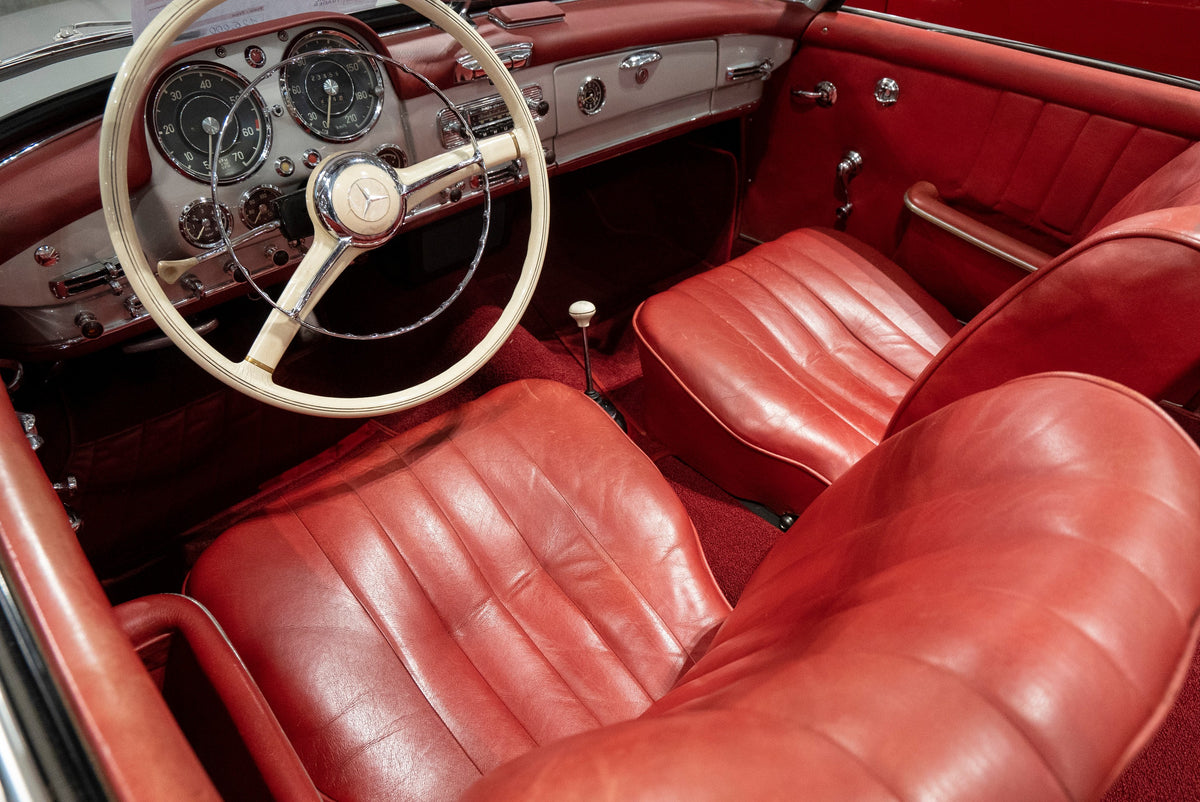 Detailing1 COLOURLOCK leather colour & care for Mercedes-Benz — red leather seats of a Mercedes-Benz 190 SL