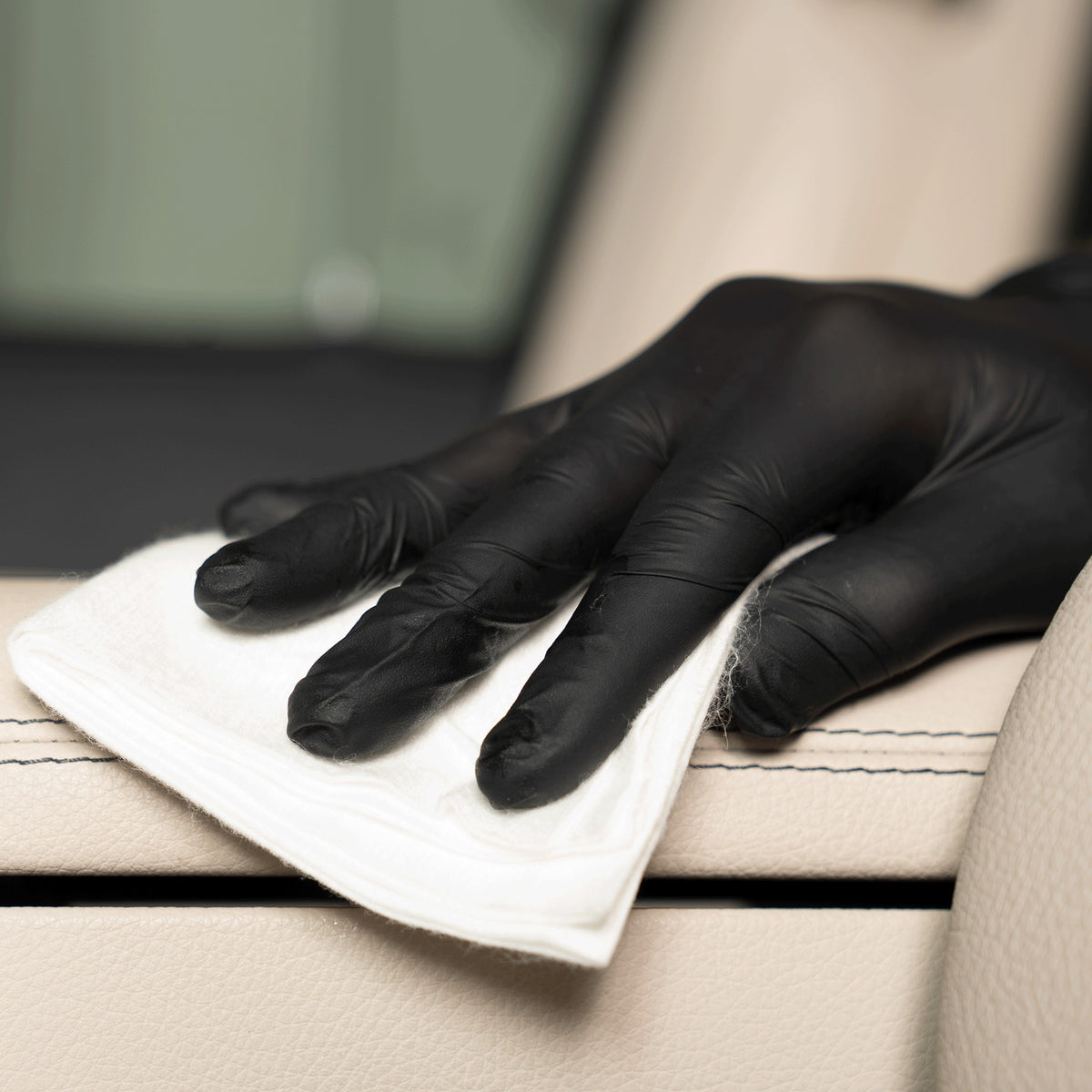 Detailing1 COLOURLOCK New Leather Care Set — Leather Shield mit dem Tuch auf dem hellen Leder verteilen