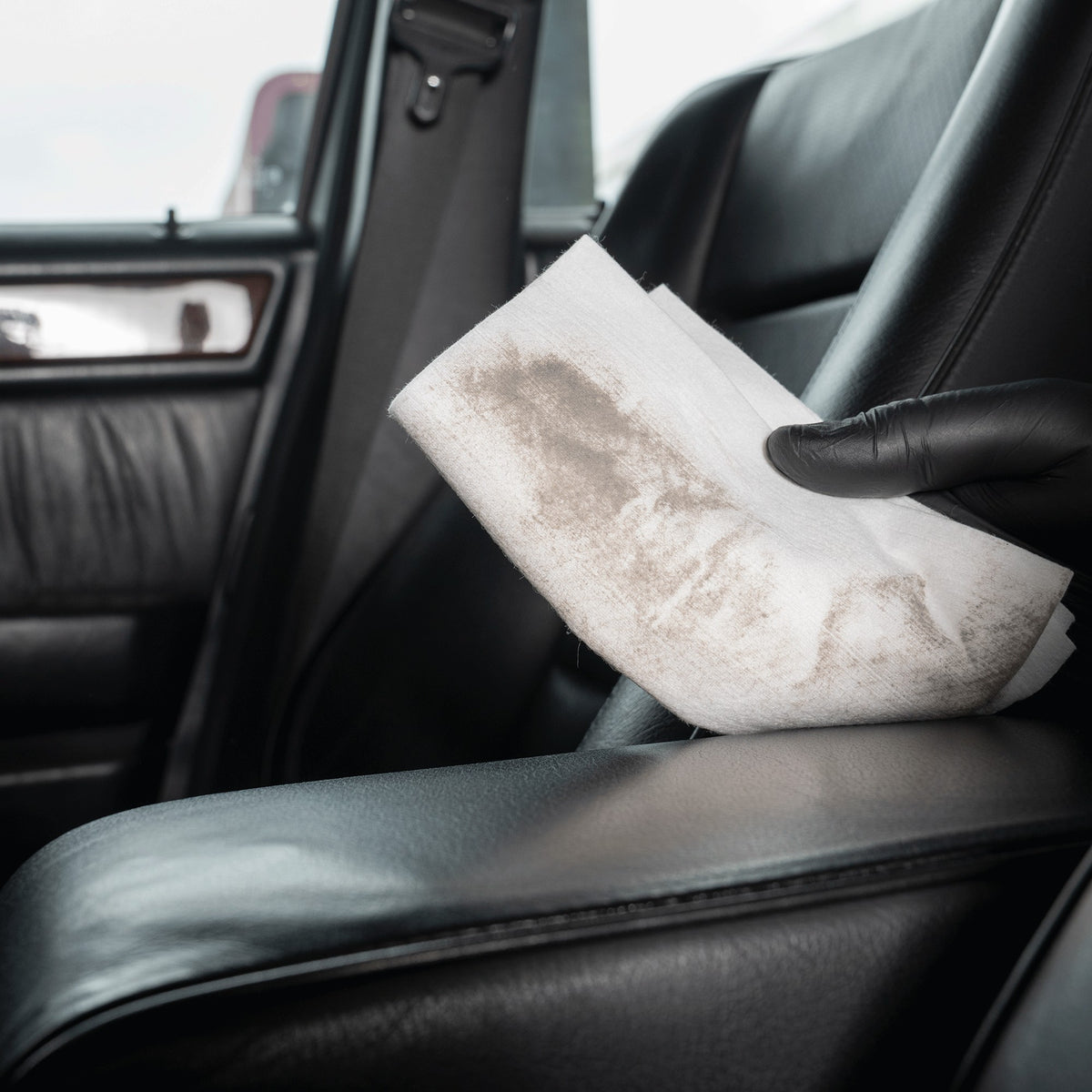 Detailing1 COLOURLOCK greasy, shiny leather — cloth with the dirt taken off a black leather seat