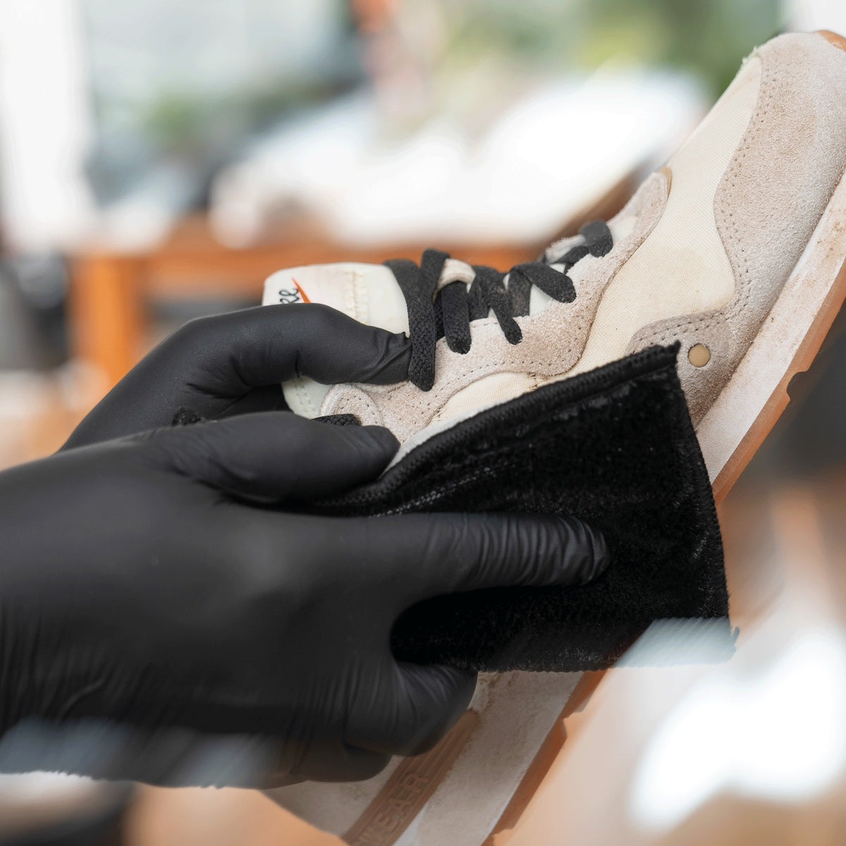 Detailing1 COLOURLOCK Schuh- & Sneakerreiniger — heller Sneaker wird mit dem Reinigungspad gesäubert