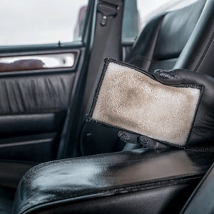 Detailing1 COLOURLOCK Smooth Leather Care Set — das Pad zeigt den gelösten Schmutz von der Armlehne