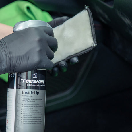 Detailing1 THE FINISHER InsideUp — Innenraumreiniger mit Mikrofaserpad im Einsatz im Auto