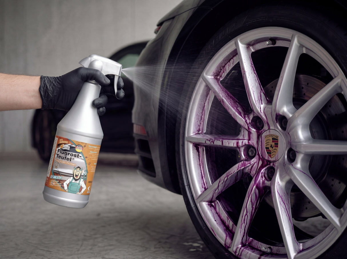 Flugrost-Teufel wird mit Nitrilhandschuh auf silberne Porsche Felge gesprüht mit deutlich sichtbarem violetten Farbumschlag an den Speichen