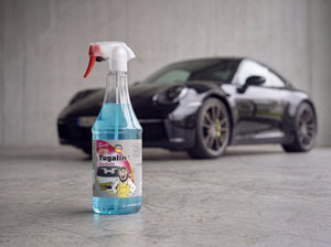 TUGA Chemie Tugalin Glas-Teufel 1L Sprühflasche mit sky-blauer Flüssigkeit und rotem Trigger auf Betonvorplatz vor schwarzem Porsche 911